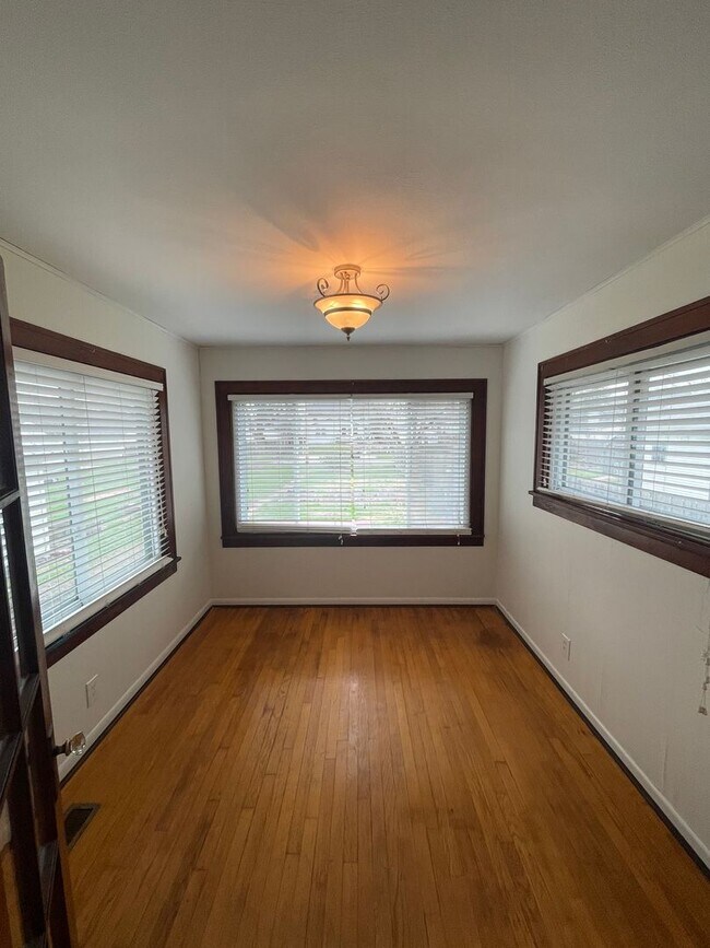 Building Photo - 1 Bedroom House Near Columbian Park