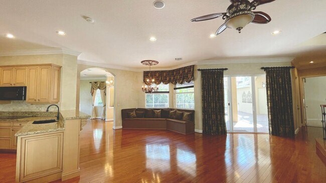 Building Photo - 9843 Vía Amati