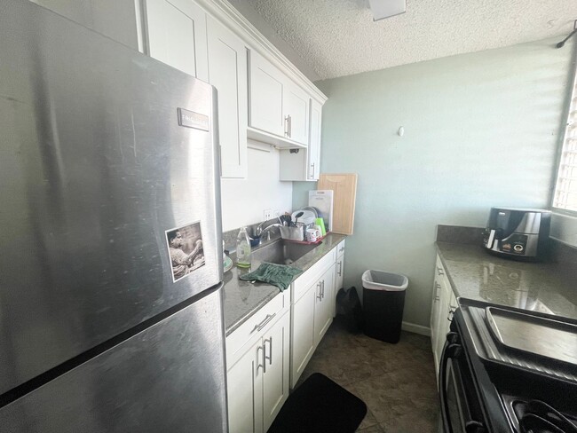 Building Photo - 1 BD/ 1 BA- Salt Lake Manor Unit- Availabl...