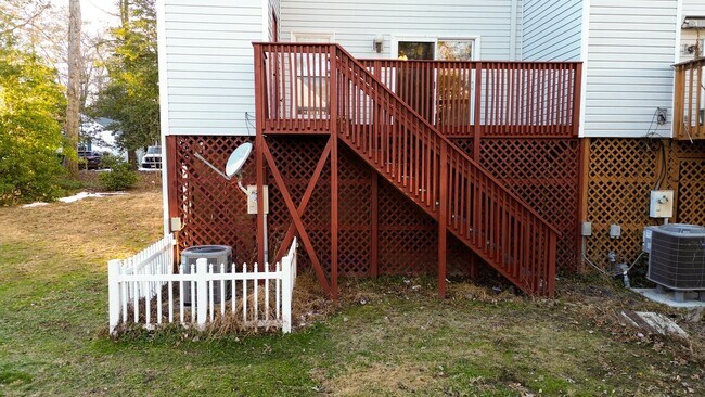 Building Photo - 3 Bedrooms, 2.5 Bathrooms Townhouse Rental