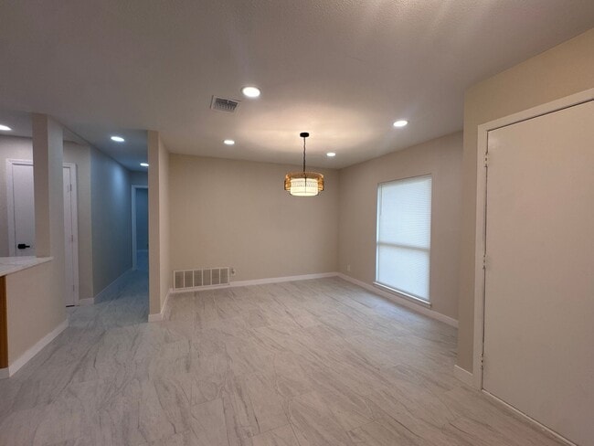 Building Photo - Newly Remodeled 3 Bd | 2 Ba | 2 Car Garage in NW Oxbox! Move In Ready!