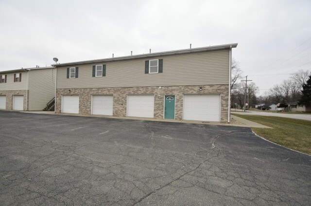 Building Photo - 2 bedroom / 1.5 bathroom Townhome in Chest...