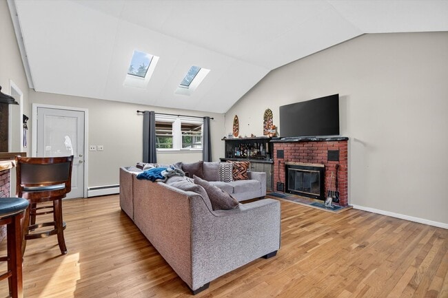 Building Photo - Spacious 4 BR/2BA home corner-lot in Warwi...