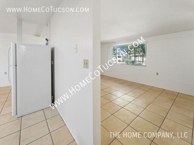 Building Photo - 1446 E Iowa Dr