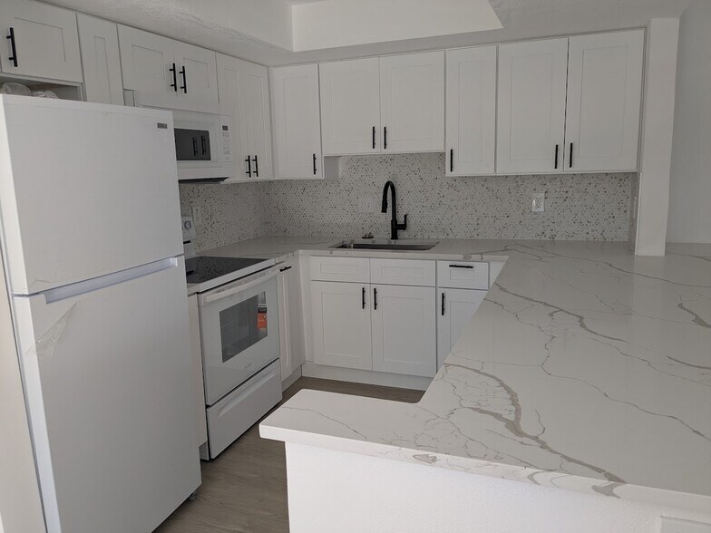 Building Photo - 2 Bed/2 Bath - Unit P8