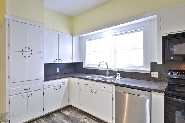 Building Photo - Cottage in the heart of Abilene!