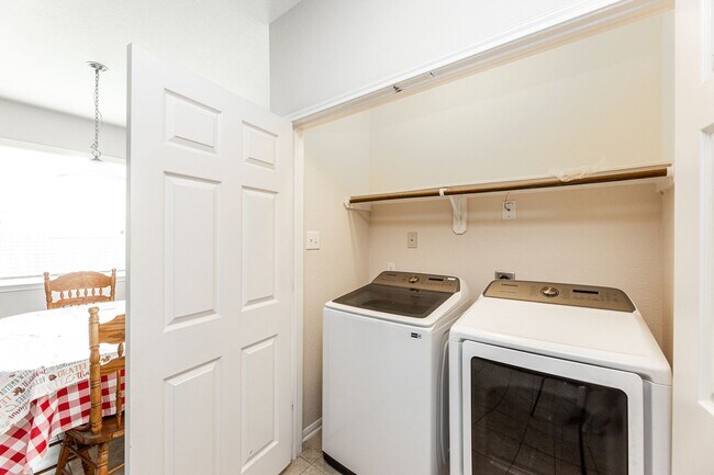 Building Photo - 6443 Wilshire Fern