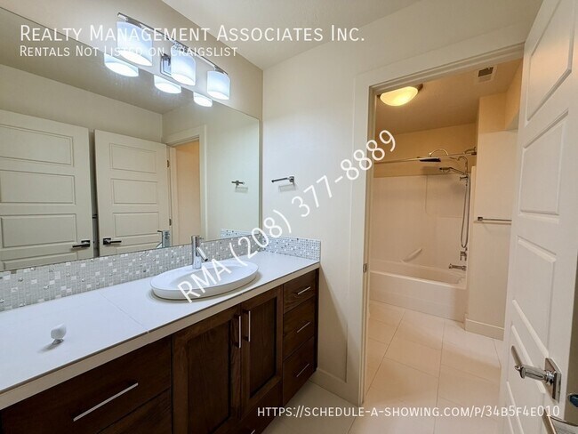 Building Photo - 2552 E Boise Ave