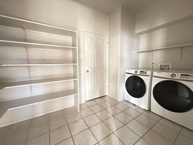 Building Photo - 4902 Golden Gate Dr