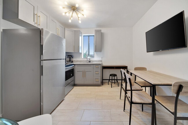 Building Photo - 1302 SW 22nd Ave