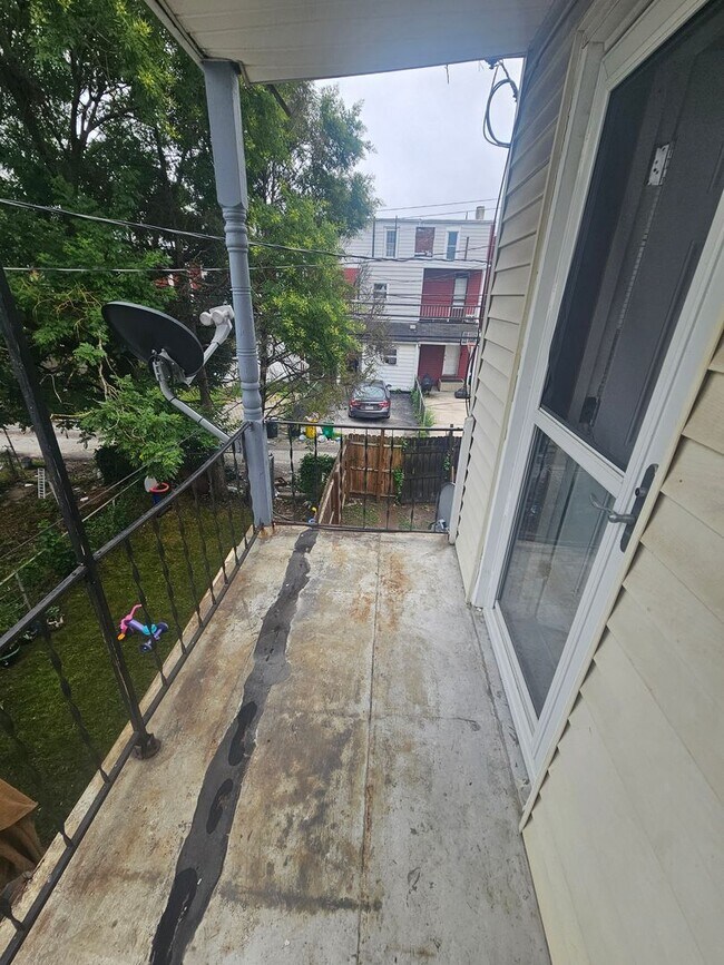 Building Photo - 826 Wallace St