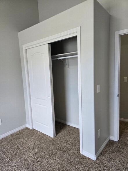 Building Photo - 287 E Rockingham Ct