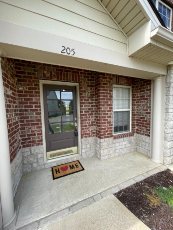 Building Photo - 205 Birdie Ct