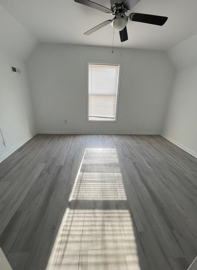 Building Photo - 902 Hanson St