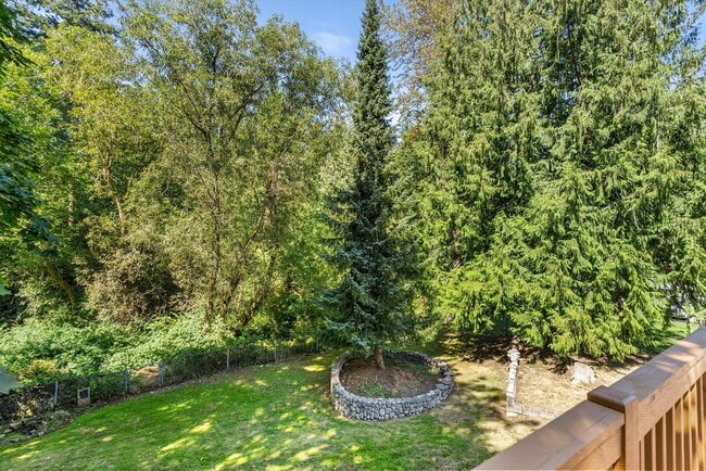 Building Photo - 3 Bed 2 Bath Fully Fenced Split Level Lake...