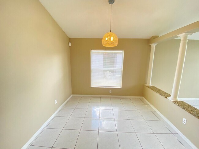 Building Photo - Beautiful Spacious 4 Bedrooms 2 Bathrooms ...