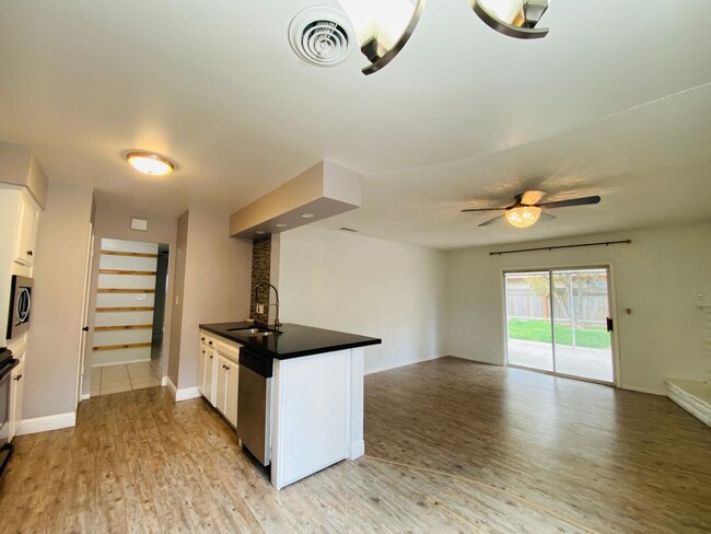Building Photo - $2,100 Charming 3 Bedroom Home With 2 Livi...