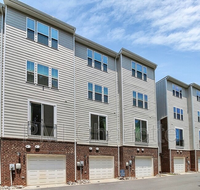 Building Photo - 256 Parkwood Ave