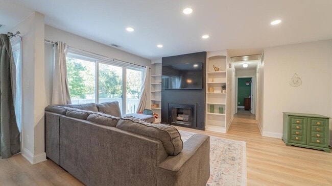 Building Photo - 2121 Dogwood Ln