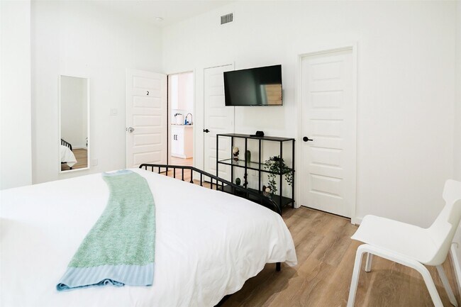 Building Photo - 4303 Chester St