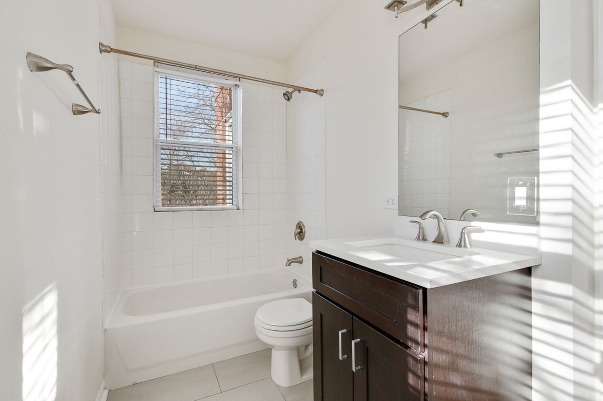 Building Photo - 2512 W Leland Ave