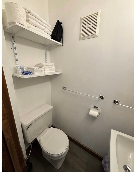 Building Photo - 853 E Front St