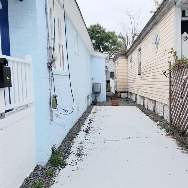 Building Photo - Available 8/1. Beautiful 3 BR/2 BA Home in the Heart of Downtown Charleston!