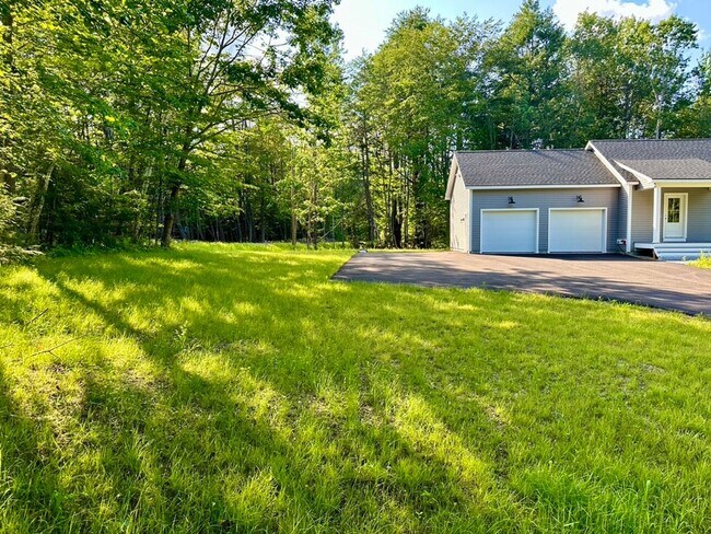 Building Photo - New 3 bed, 3 bath house with in law apt on...
