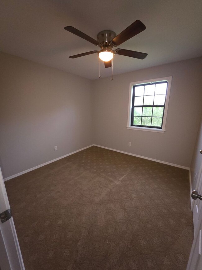 Building Photo - 604 Twin Oaks Dr