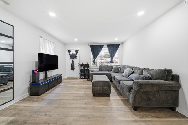 Building Photo - 913 Dandridge Dr