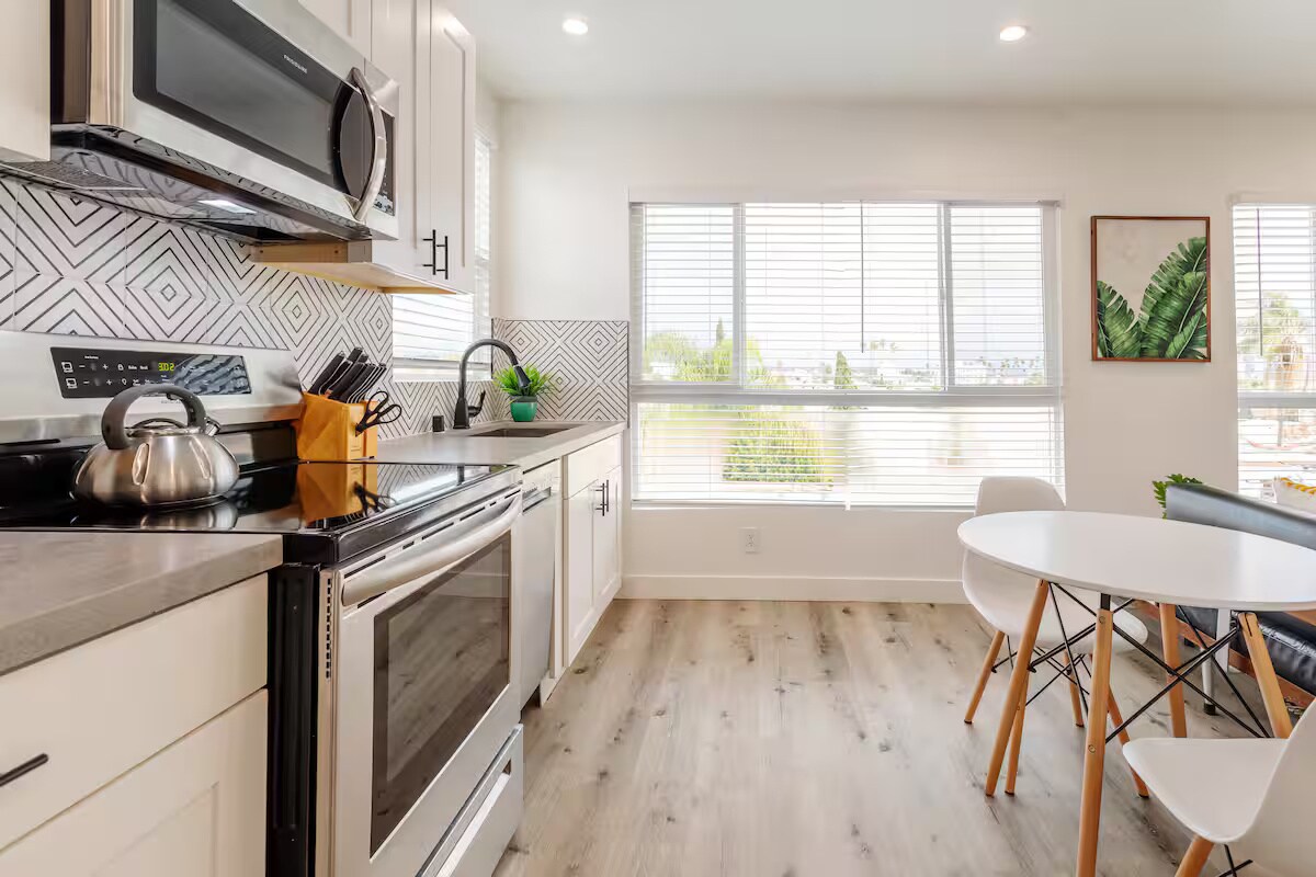 Building Photo - 331 1/2 N Alexandria Ave