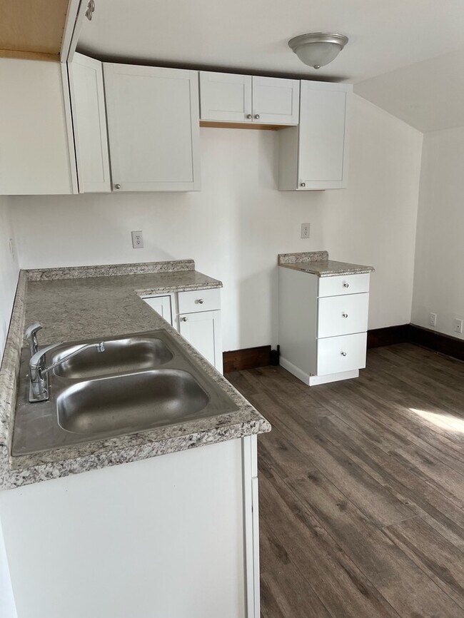 Building Photo - 3 Bedroom Duplex