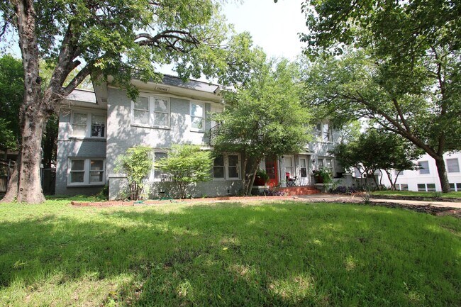 Building Photo - Charming 2/1 Downstairs Apartment Unit w/ ...