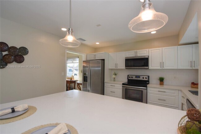Building Photo - 609 S Crescent Dr