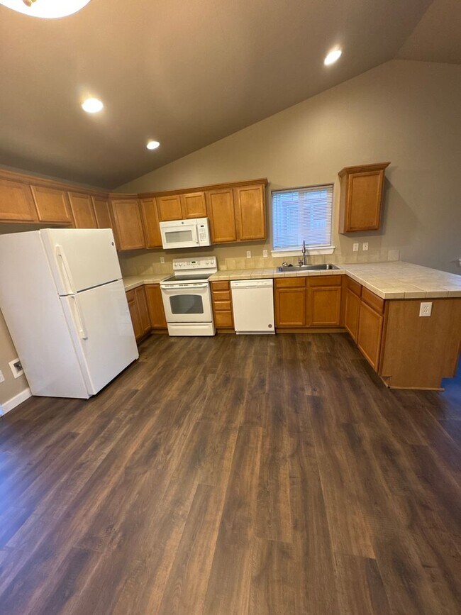 Building Photo - Single Level 3 Bedroom / 2 Bath Home in Albany ~ Don't Delay Apply Today!