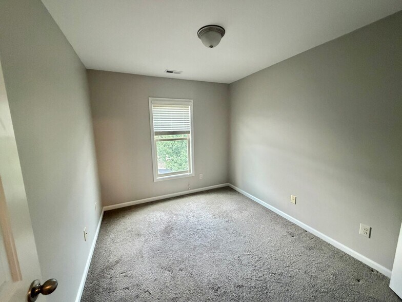 Building Photo - 545 Matheson Pl