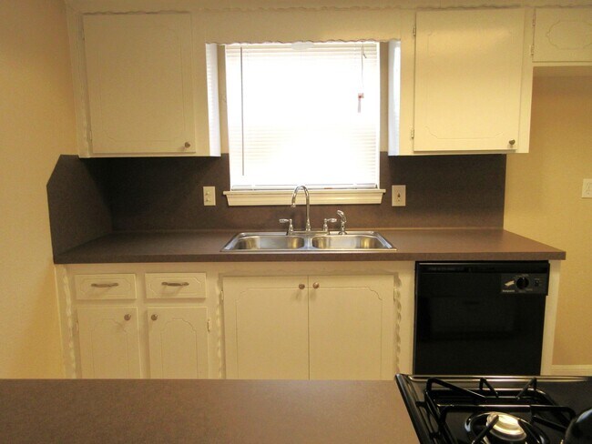 Building Photo - 714 Cherry Valley Dr