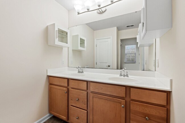 Building Photo - Beautiful 3 BR, 2.5 BA Townhome Easy Access to I-85 & I-385