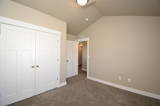 Building Photo - Charming 4 bed Sandy Home, with HOA in Fantastic Location!!!