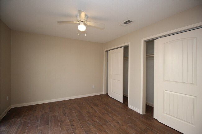 Building Photo - 13 Hideaway Dr