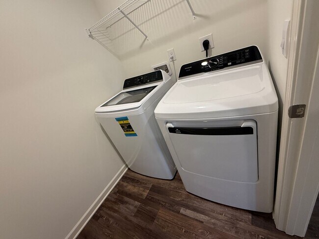 Building Photo - Caffee sub-division, very close to Mercedes plant, one level 4 Bedroom/2 Bath 1774 sqft