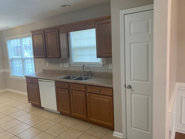 Building Photo - 6216 Castlebrooke Ln