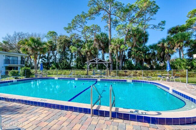 Building Photo - Charming 2BR Condo in Daytona Beach