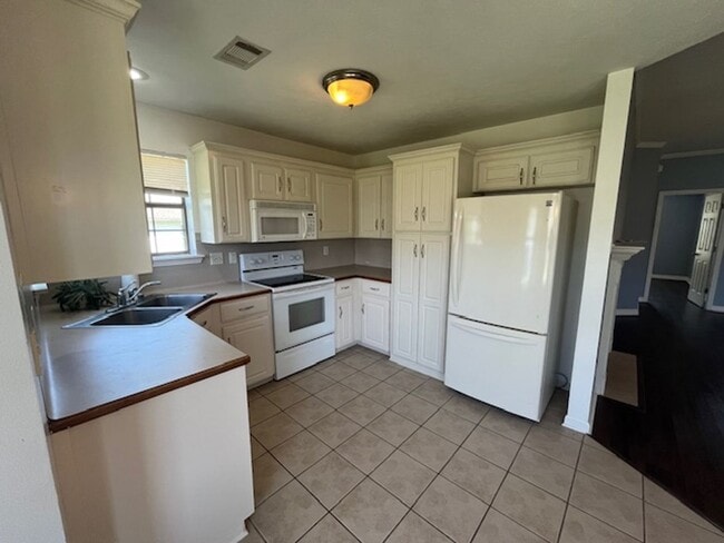 Building Photo - 102 Rosebud Cir