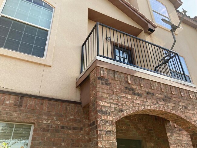 Building Photo - 2106 Main St