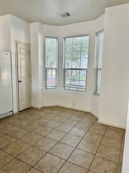 Building Photo - 29740 Sullivan Oaks Dr