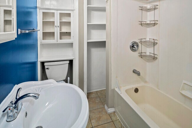 Building Photo - 1109 W 40th St