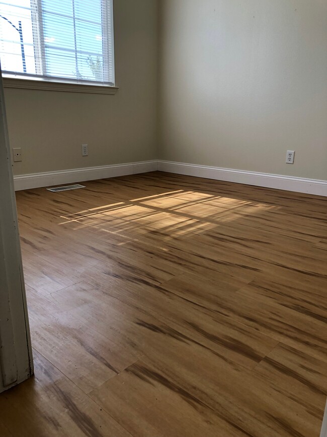 Guest Bedroom - 410 Valley Cir