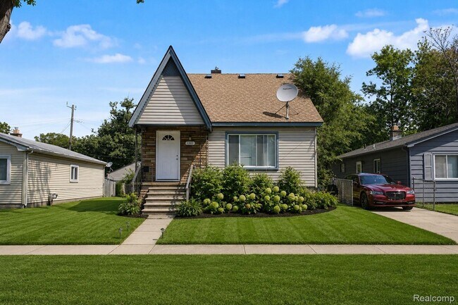 Building Photo - 1301 E Muir Ave