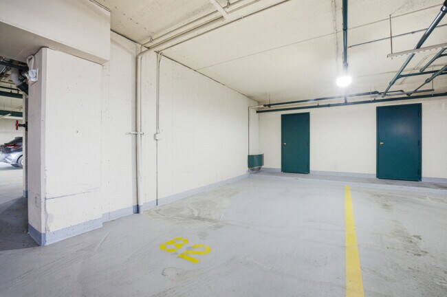 Building Photo - 650 S River Rd